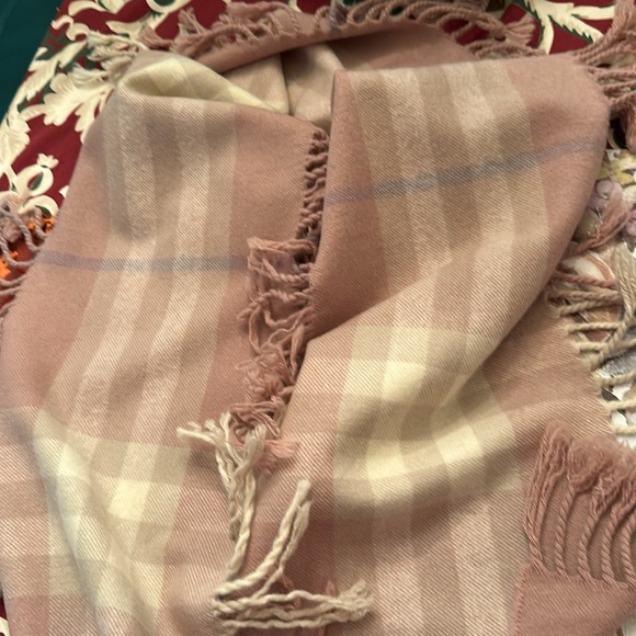 Burberry Vintage 100% Cashmere Made in Scotland Long Scarf w/two-sided fringe - Picture 6 of 12